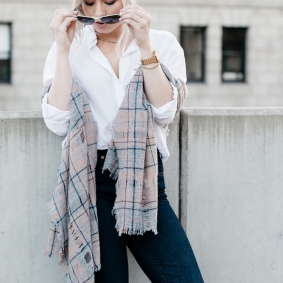 Madewell Camden Plaid Open Weave Scarf Neutral & Light Peach Tones Fringed Scarf - Picture 5 of 7